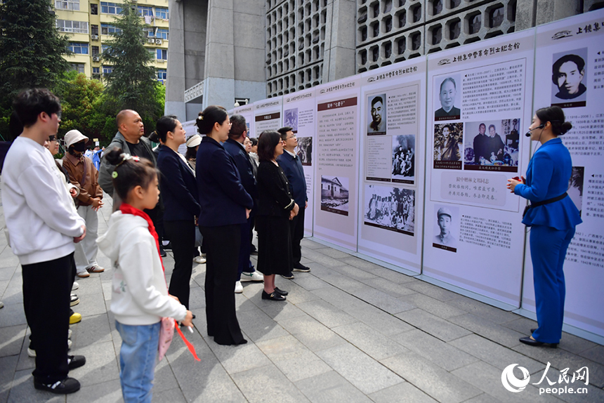南昌八一起義紀念館內，上饒集中營革命烈士紀念館講解員吳夢萍帶領大家參觀展覽《煉獄戰歌》。人民網記者 時雨攝