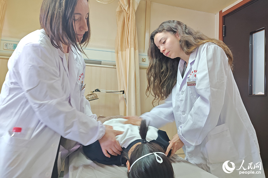 江西中醫藥大學附屬醫院西湖院區內，葡萄牙“洋中醫”在門診學習中醫藥特色診療技術。人民網記者 時雨攝