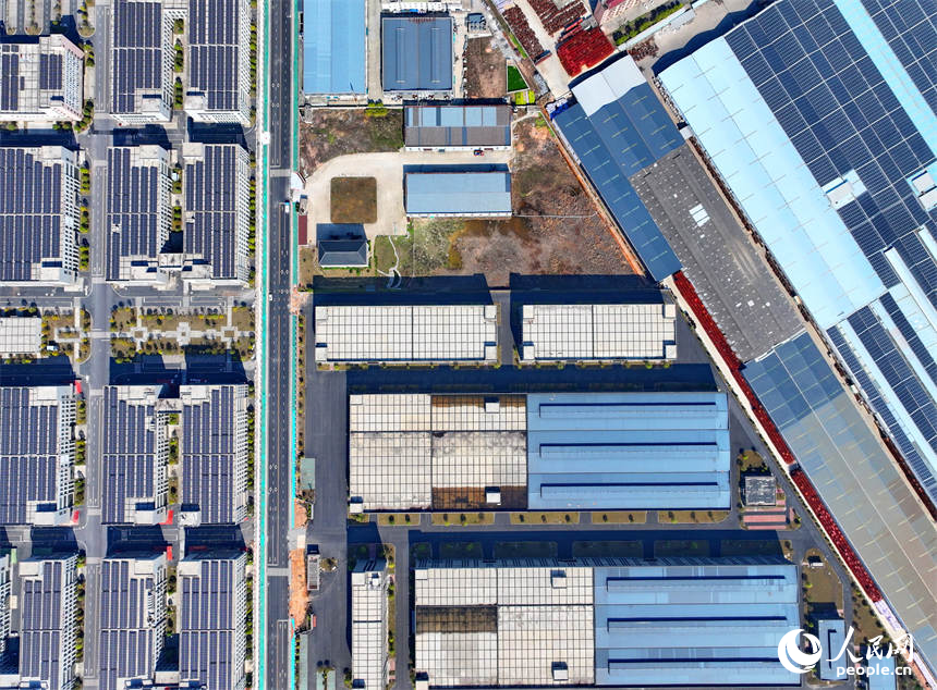 宜春市宜豐縣工業園區廠房屋頂，太陽能光伏發電板依次排列、熠熠生輝。人民網 朱海鵬攝