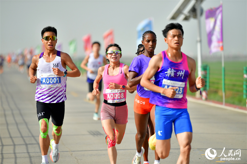 2025江西永修半程馬拉松賽鳴槍開跑，選手們奔跑在鄱陽湖“最美水上公路”賽道上。人民網記者 時雨攝