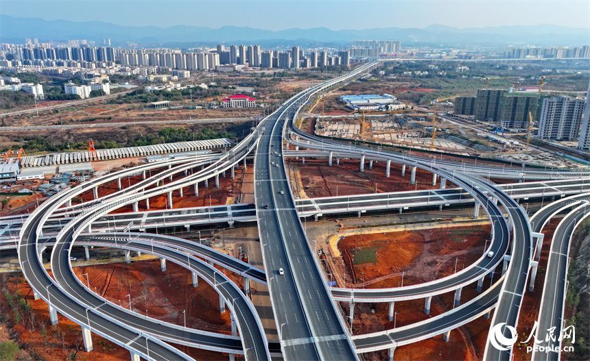 贛州市武陵大道快速路武陵立交上，車輛往來穿行。人民網 朱海鵬攝