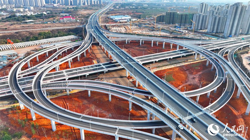 贛州市武陵大道快速路武陵立交上，車輛往來穿行。人民網 朱海鵬攝