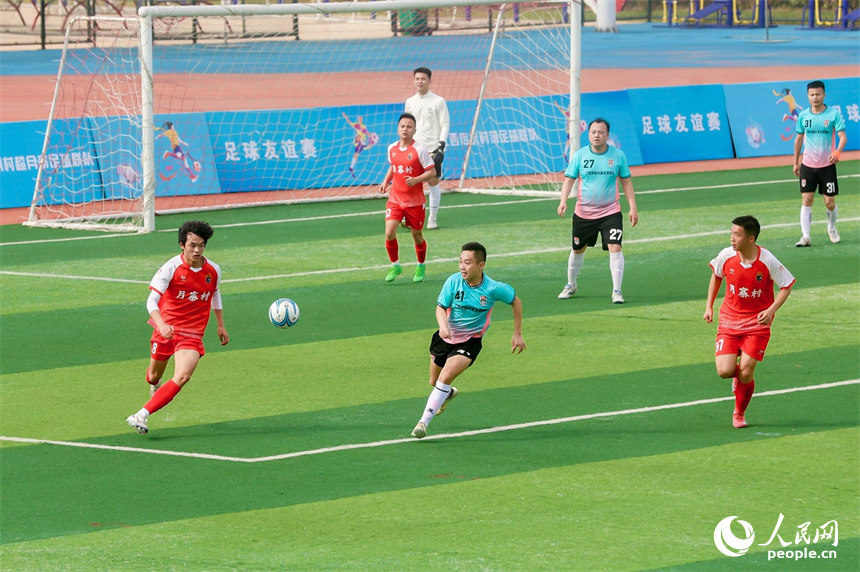 綠茵場上，身著不同球衣的雙方球員全力奔跑、貼身對抗。樂安縣委宣傳部供圖