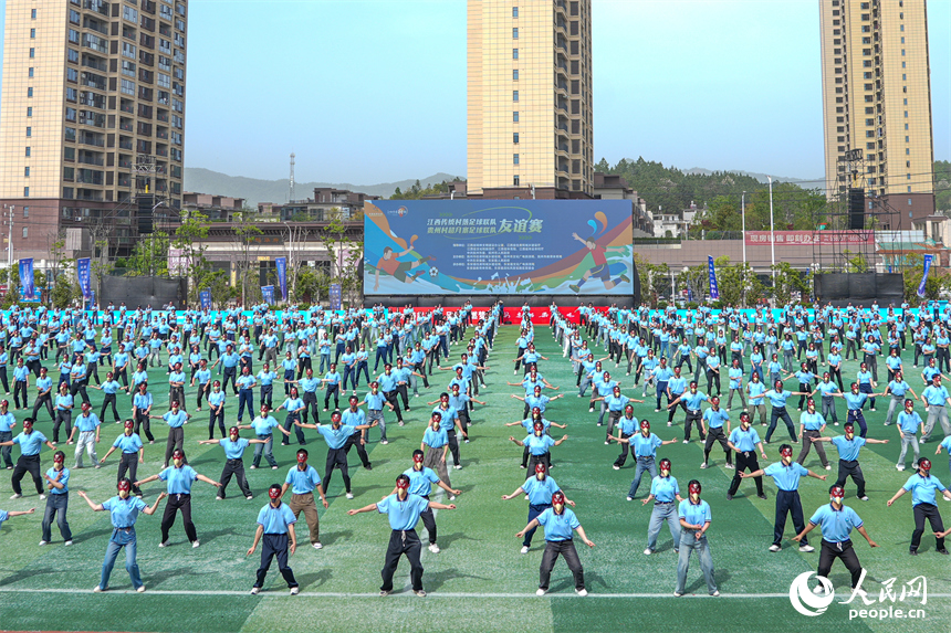 千名學生頭戴古樸儺面具，展開《千年儺舞操》表演。人民網 涂詩軒攝