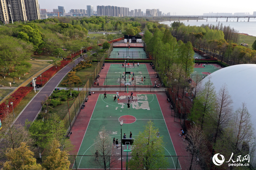 夕陽下，市民在籃球上場上組隊競技，揮灑汗水。人民網記者 時雨攝