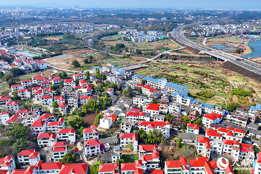 贛州市南康區鏡壩鎮老鏡壩村，鱗次櫛比的村居民宅與彎彎河流相映成景，構成一幅河暢水清的和美鄉村畫卷。人民網 朱海鵬攝