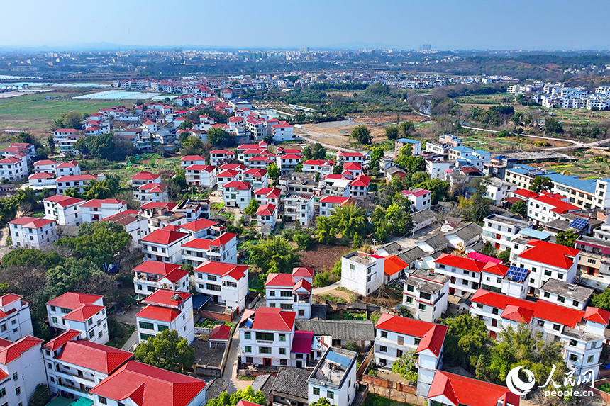 贛州市南康區鏡壩鎮老鏡壩村，鱗次櫛比的村居民宅與彎彎河流相映成景，構成一幅河暢水清的和美鄉村畫卷。人民網 朱海鵬攝