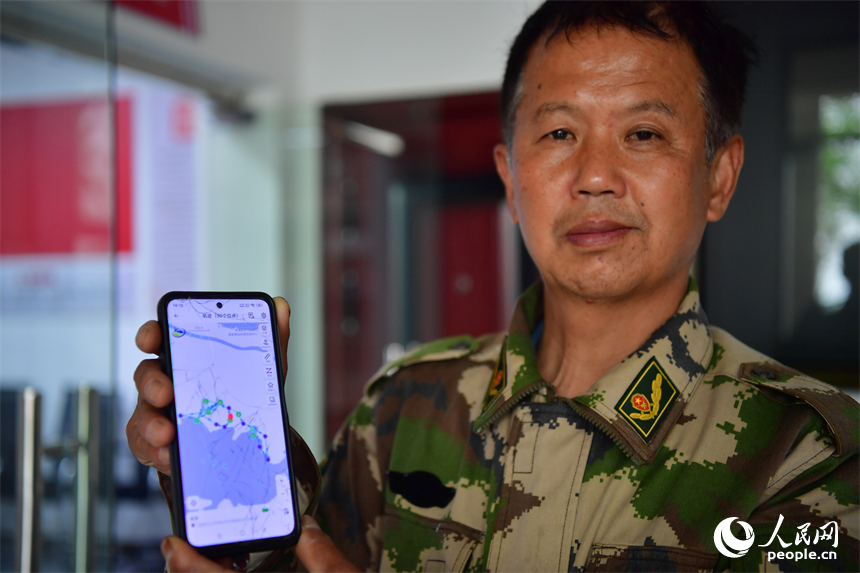 2024年一只候鳥接受救治后按上了GPS裝置，放飛后王小龍通過手機實時查看這只候鳥的飛行路徑。人民網記者 時雨攝