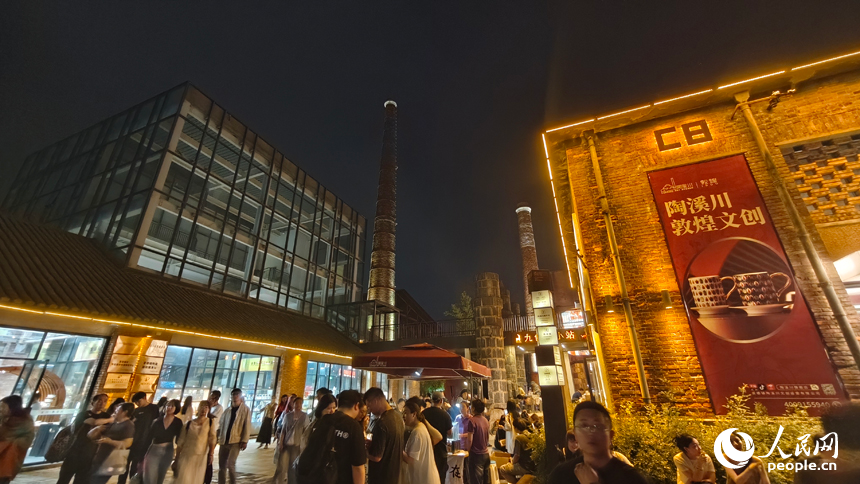 在陶溪川夜市，熙熙攘攘的人群穿梭于五百余攤位間，煙火氣與藝術氛圍升騰，繪就一幅熱鬧非凡的市井長卷。人民網 涂詩軒攝