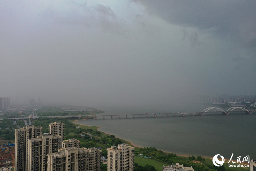 強對流天氣侵襲南昌，暴雨自西而東向南昌城逼近。人民網記者 時雨攝