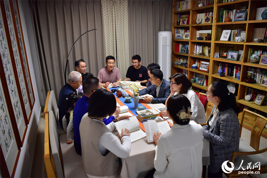 每晚七點半，讀書會成員圍坐在一起共同看書、探討，分享知識和快樂。人民網記者 時雨攝