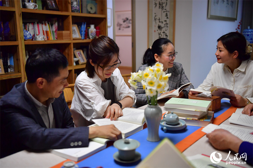 大家“共讀一本書”，邊看邊討論，各抒己見。人民網記者 時雨攝