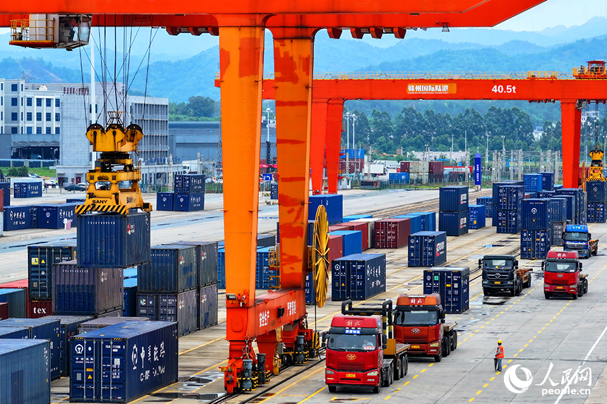 位于贛州市南康區的贛州國際陸港貨場，吊機在裝卸貨物集裝箱，各類班列有序進出港。人民網 朱海鵬攝