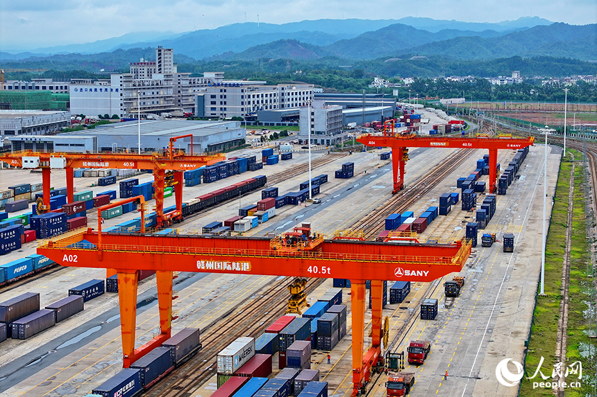 位于贛州市南康區的贛州國際陸港貨場，吊機在裝卸貨物集裝箱，各類班列有序進出港。人民網 朱海鵬攝