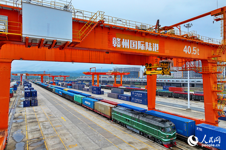 位于贛州市南康區的贛州國際陸港貨場，吊機在裝卸貨物集裝箱，各類班列有序進出港。人民網 朱海鵬攝