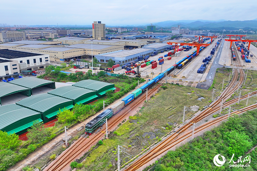 位于贛州市南康區的贛州國際陸港貨場，吊機在裝卸貨物集裝箱，各類班列有序進出港。人民網 朱海鵬攝