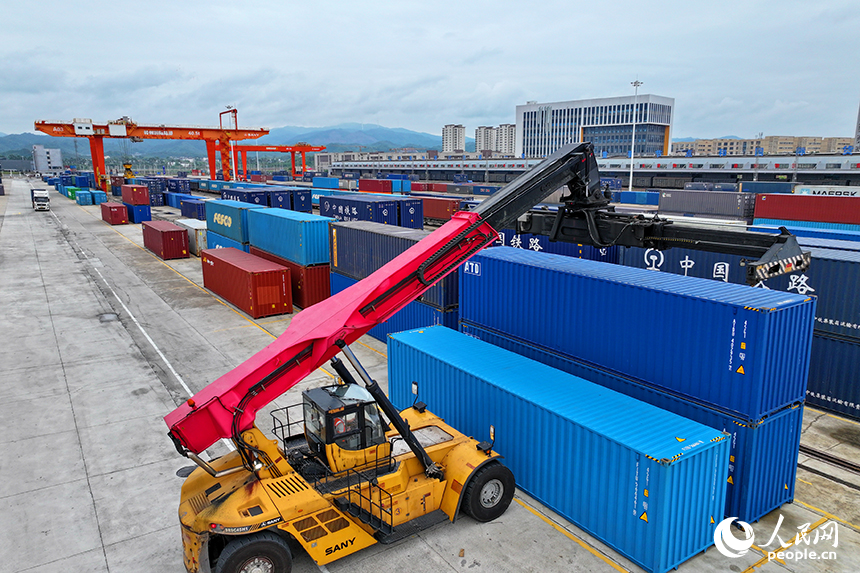 位于贛州市南康區的贛州國際陸港貨場，吊機在裝卸貨物集裝箱，各類班列有序進出港。人民網 朱海鵬攝