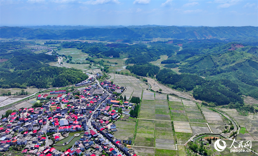 宜春市宜豐縣同安鄉明水村，連片的高標準農田與山巒、村莊、公路相映成景。人民網 朱海鵬攝