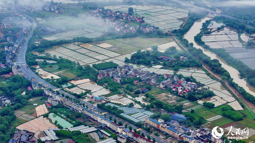 贛州市大余縣黃龍鎮葉敦村，寬闊的鄉村公路與蜿蜒河流、連綿青山相映成景。人民網 朱海鵬攝