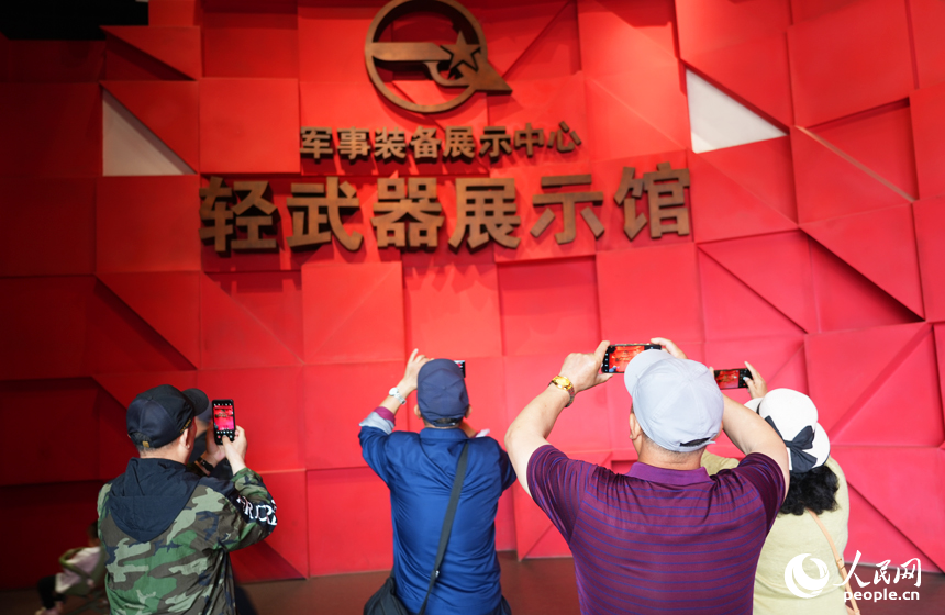 市民游客在南昌軍事主題公園輕武器館入口處拍照打卡。人民網記者 毛思遠攝