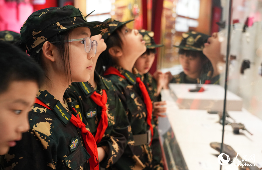 南昌市少年軍校的同學們在館內參觀。人民網記者 毛思遠攝