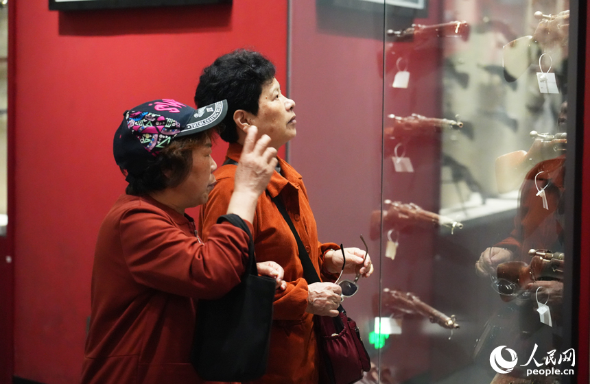 市民游客在南昌軍事主題公園輕武器館參觀游覽。人民網記者 毛思遠攝