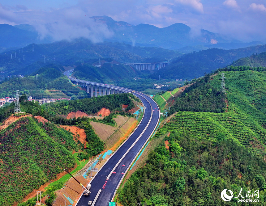贛州市大余縣浮江鄉境內的遂大高速公路建設現場，工人在安裝防護欄。人民網 朱海鵬攝