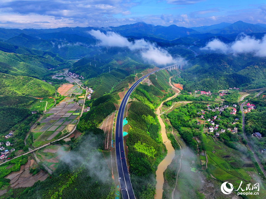 贛州市大余縣浮江鄉境內的遂大高速公路建設現場，工人在安裝防護欄。人民網 朱海鵬攝