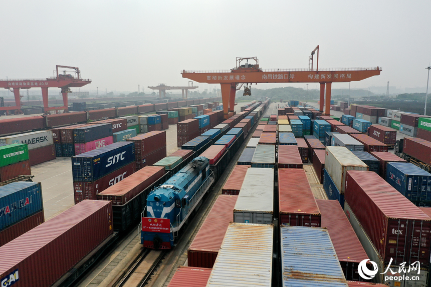 一列從廈門港駛來的滿載貨物的鐵海聯運班列緩緩駛進南昌國際陸港站臺。人民網記者 時雨攝