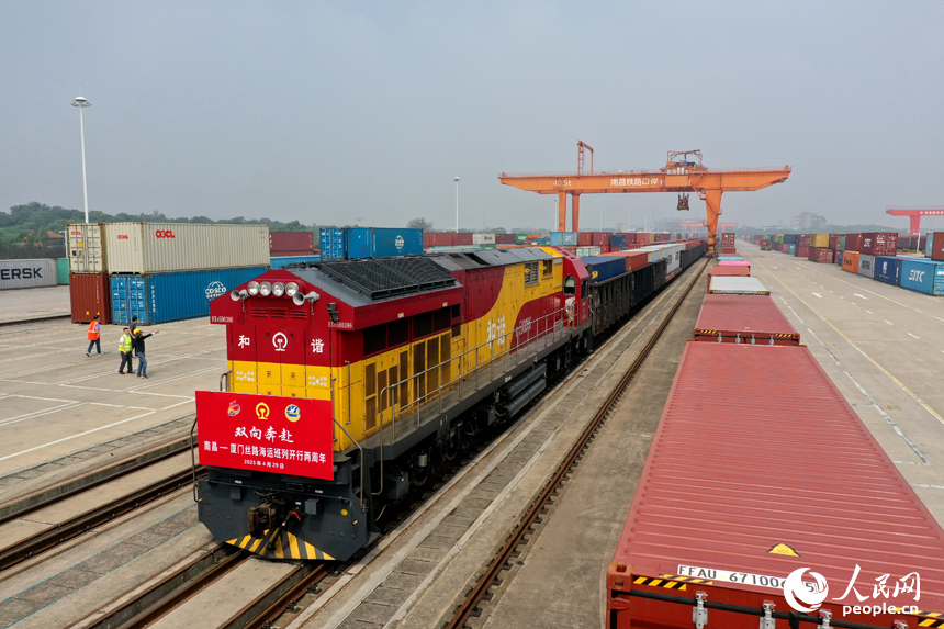 一列滿載江西本土制造產品的班列啟程奔赴廈門港，再經海運發往東南亞，南美，中東等地。人民網記者 時雨攝