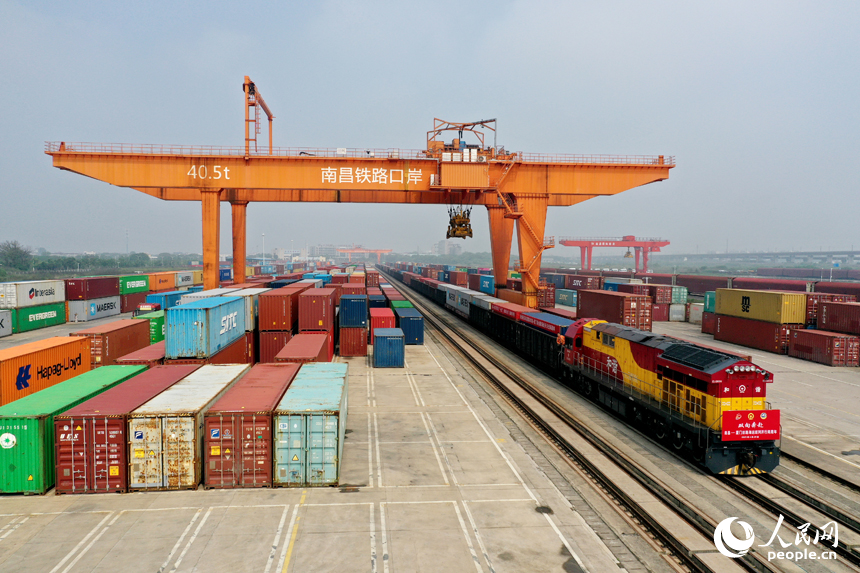 一列滿載江西本土制造產品的班列啟程奔赴廈門港，再經海運發往東南亞，南美，中東等地。人民網記者 時雨攝