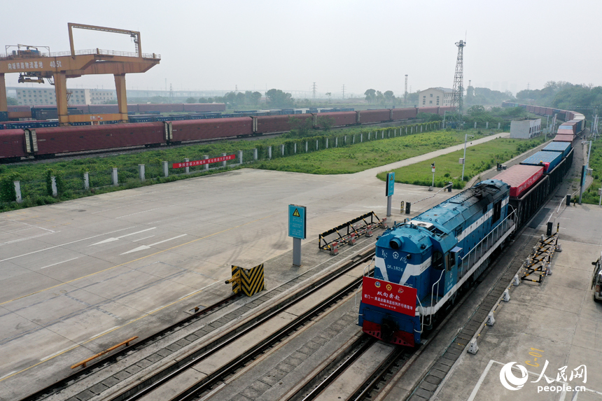 一列從廈門港駛來的滿載貨物的鐵海聯運班列緩緩駛進南昌國際陸港。人民網記者 時雨攝