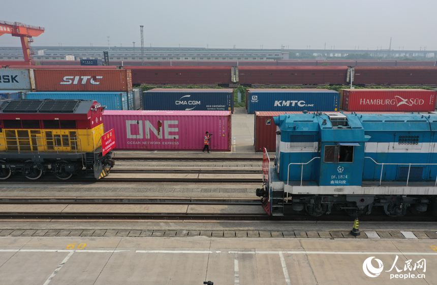 一進一出的鐵海聯運班列在南昌國際陸港內交匯。人民網記者 時雨攝