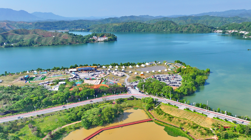 贛州市上猶縣的趣野南湖野奢營地，房車帳篷、露營帳篷鱗次櫛比，吸引眾多游客驅車前來游玩，暢享戶外露營樂趣。人民網 朱海鵬攝