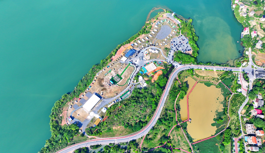 贛州市上猶縣的趣野南湖野奢營地，房車帳篷、露營帳篷鱗次櫛比，吸引眾多游客驅車前來游玩，暢享戶外露營樂趣。人民網 朱海鵬攝