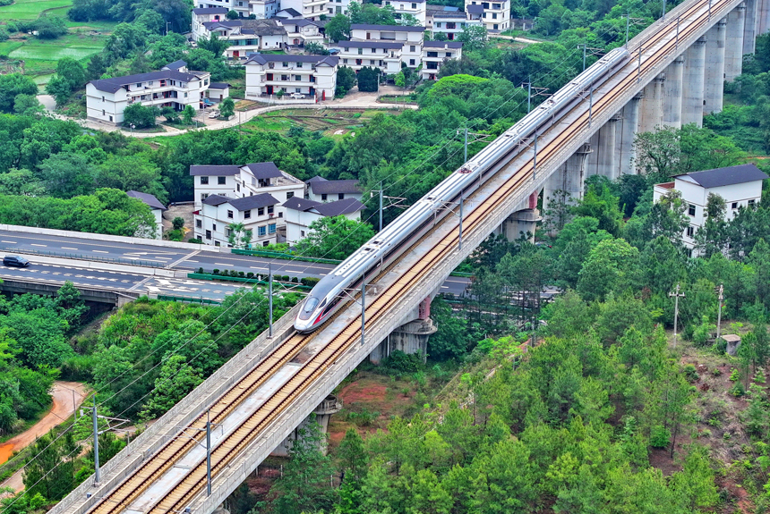 贛州市南康區龍嶺鎮境內，贛深高鐵列車往來疾馳。人民網 朱海鵬攝