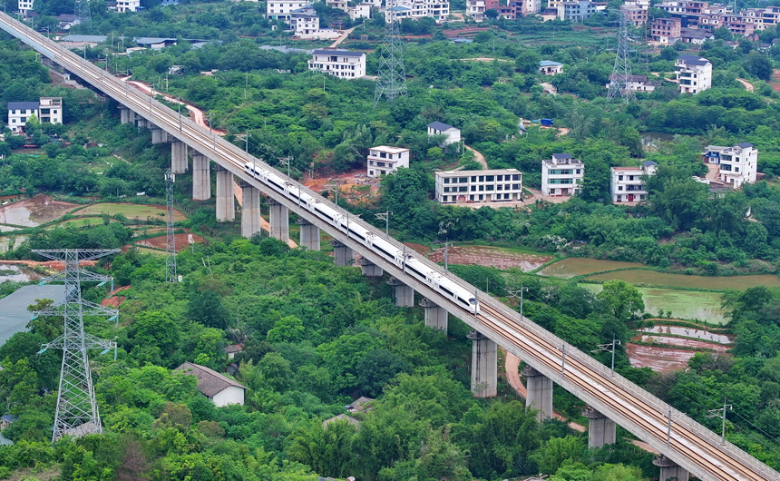 贛州市南康區龍嶺鎮境內，贛深高鐵列車往來疾馳。人民網 朱海鵬攝