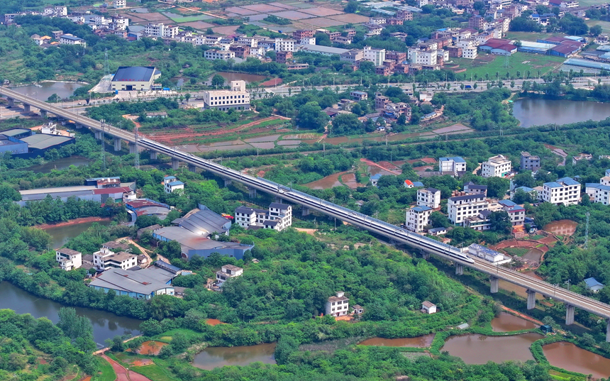 贛州市南康區龍嶺鎮境內，贛深高鐵列車往來疾馳。人民網 朱海鵬攝