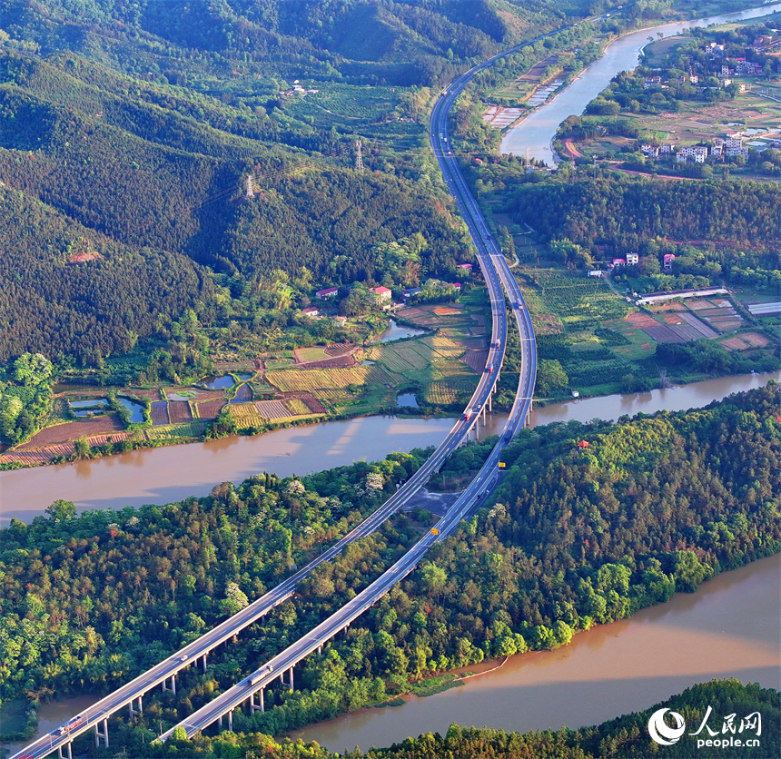 車輛在康大高速江西省大余縣黃龍鎮境內行駛，公路沿線山清水秀鄉村美。人民網 朱海鵬攝