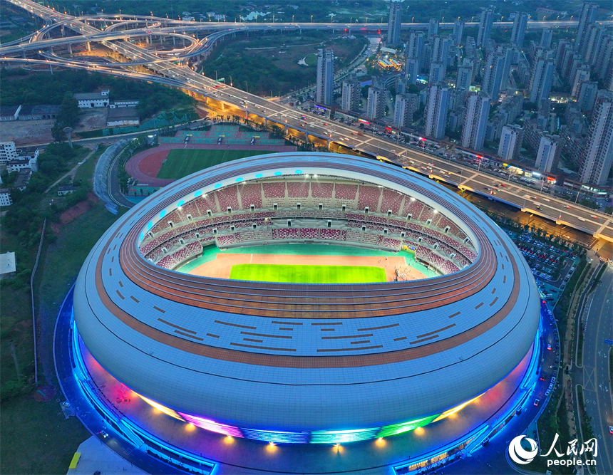 贛州市全民健身中心一期正式投入試運營并舉辦市民開放日活動。人民網 朱海鵬攝