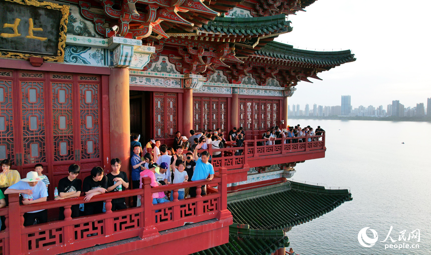 5月2日，游客登上滕王閣，贛江風光盡收眼底。人民網記者 毛思遠攝