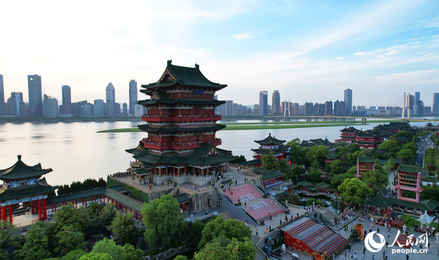 隨著滕王閣景區“還江于民、還岸于民、還景于民”及北擴工程的全面完工，市民游客有了更多高品質親水休閑空間。人民網記者 毛思遠攝