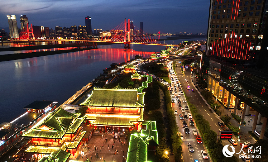 隨著滕王閣景區“還江于民、還岸于民、還景于民”及北擴工程的全面完工，市民游客有了更多高品質親水休閑空間。人民網記者 毛思遠攝