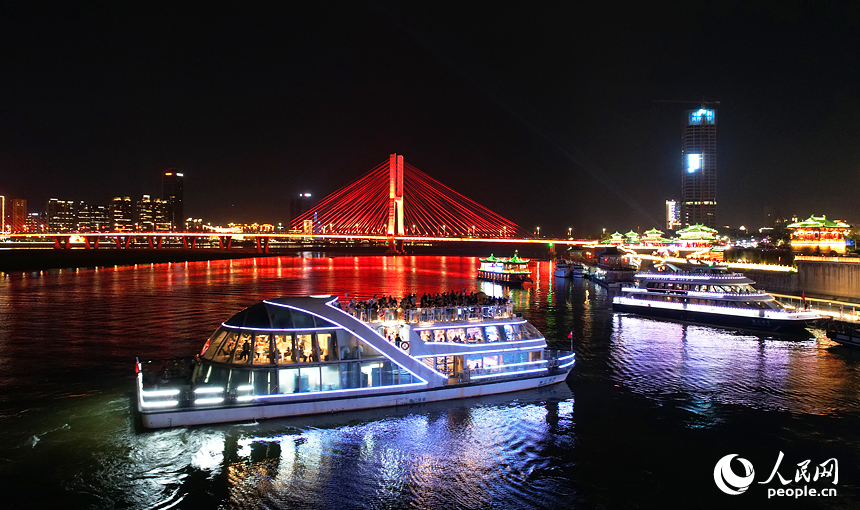 游客乘游輪感受“一江兩岸”秀美風光。人民網記者 毛思遠攝