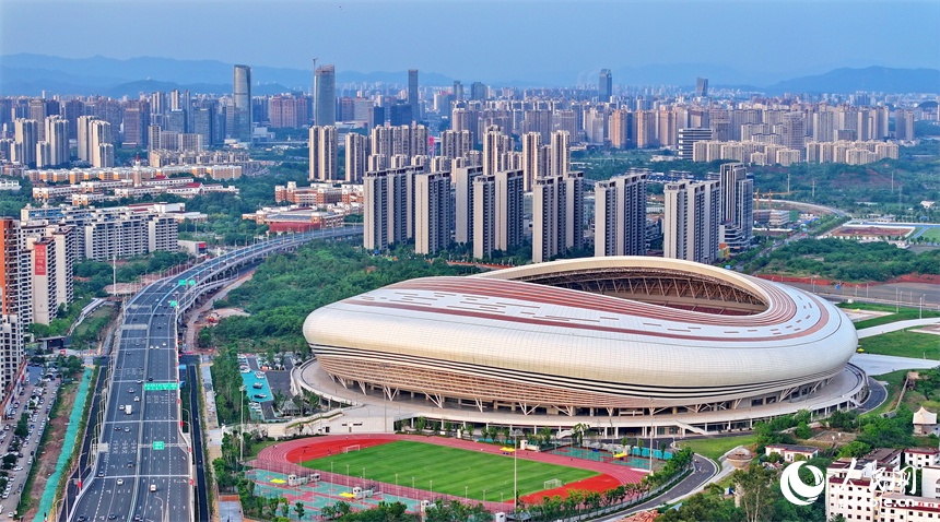 贛州市全民健身中心綜合體育場，市民在參與體育運動項目，健身鍛煉、放松身心。人民網 朱海鵬攝