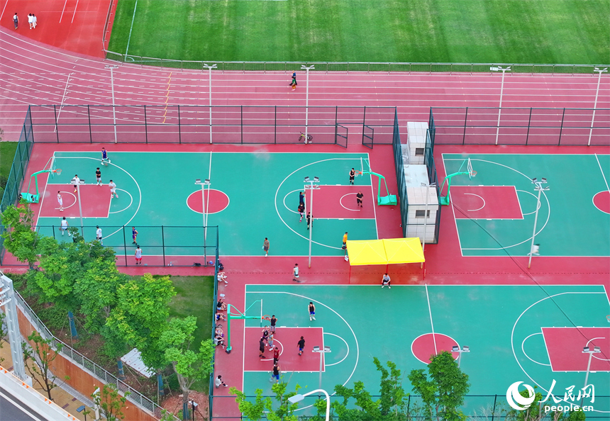 贛州市全民健身中心綜合體育場，市民在參與體育運動項目，健身鍛煉、放松身心。人民網 朱海鵬攝
