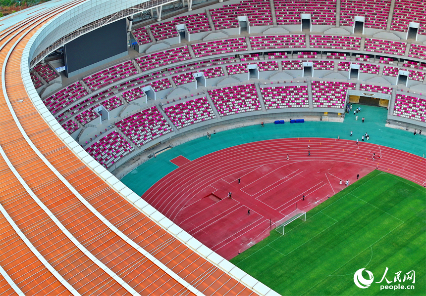 贛州市全民健身中心綜合體育場，市民在參與體育運動項目，健身鍛煉、放松身心。人民網 朱海鵬攝