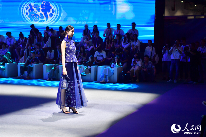 在博覽會現場搭建的走秀臺上，模特身穿“南昌造”服飾走秀。人民網記者 時雨攝