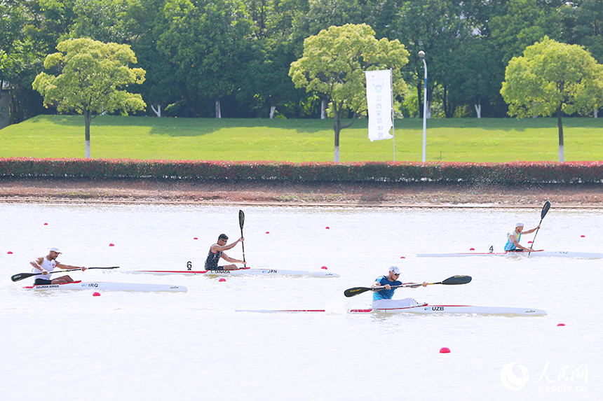 2025年亞洲皮劃艇靜水錦標賽在南昌開賽。圖為選手們在瑤湖湖面比拼。人民網記者 時雨攝