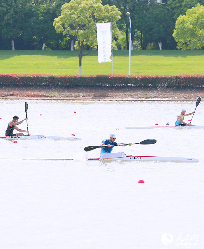 2025年亞洲皮劃艇靜水錦標賽在南昌開賽。圖為選手們在瑤湖湖面比拼。人民網記者 時雨攝